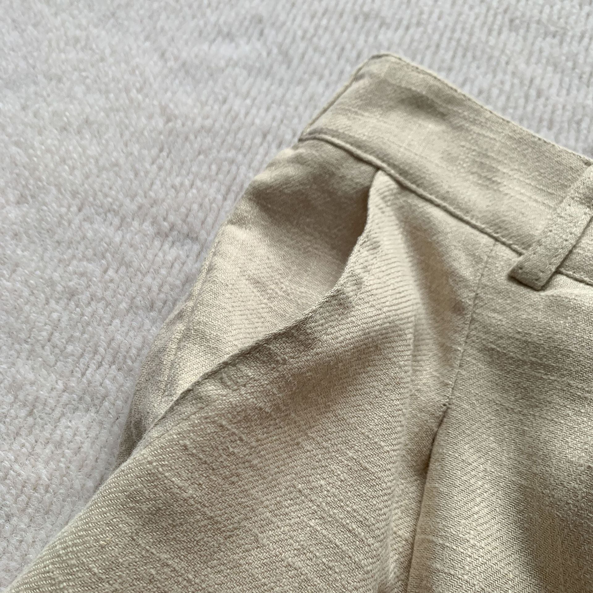 Linen pleat shorts waistband detail | ZIRR