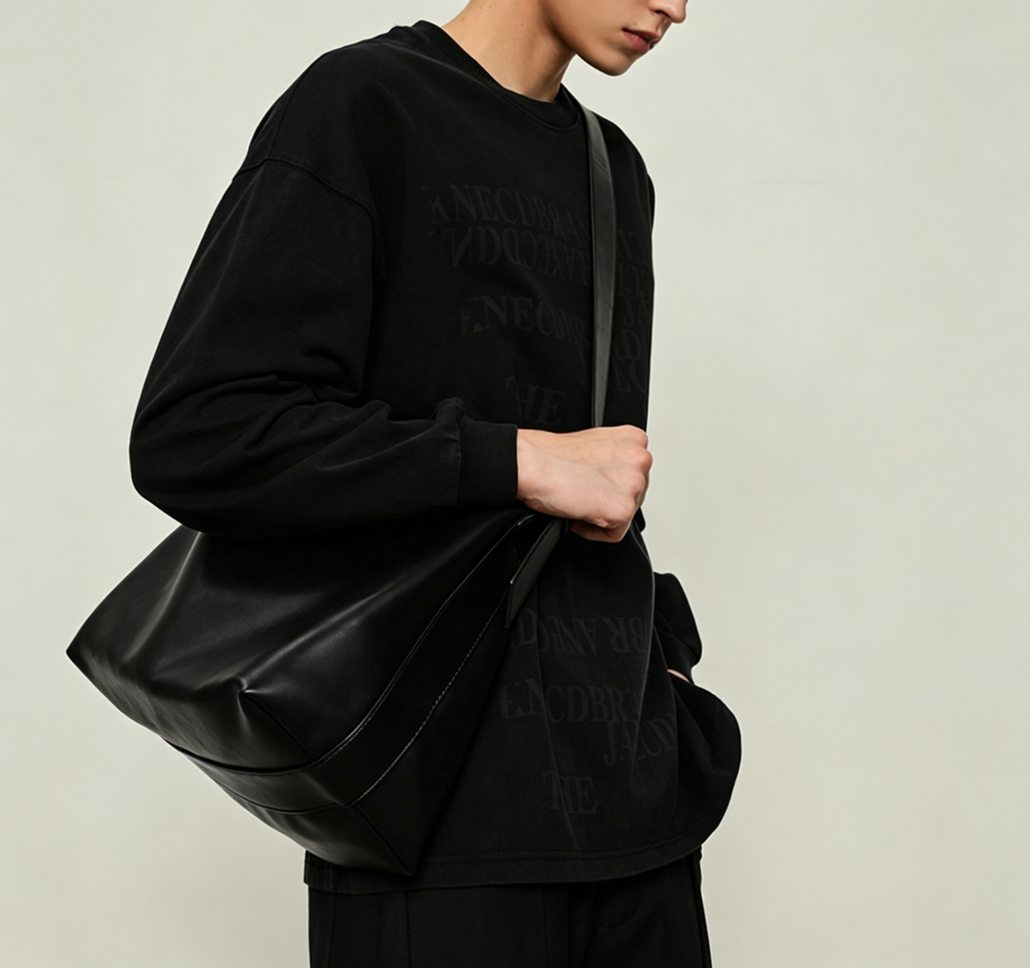 Pleated shoulder bag centre pleat detail | ZIRR
