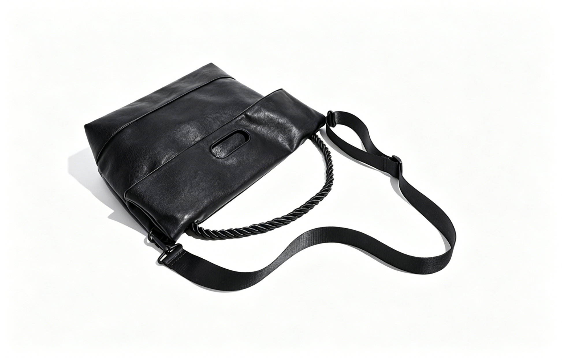 Fold flap rope handle bag cut-out clasp detail | ZIRR